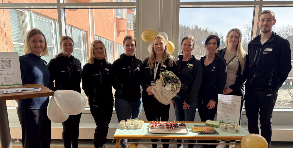 Gruppbild personal står och ser ini kameran, 