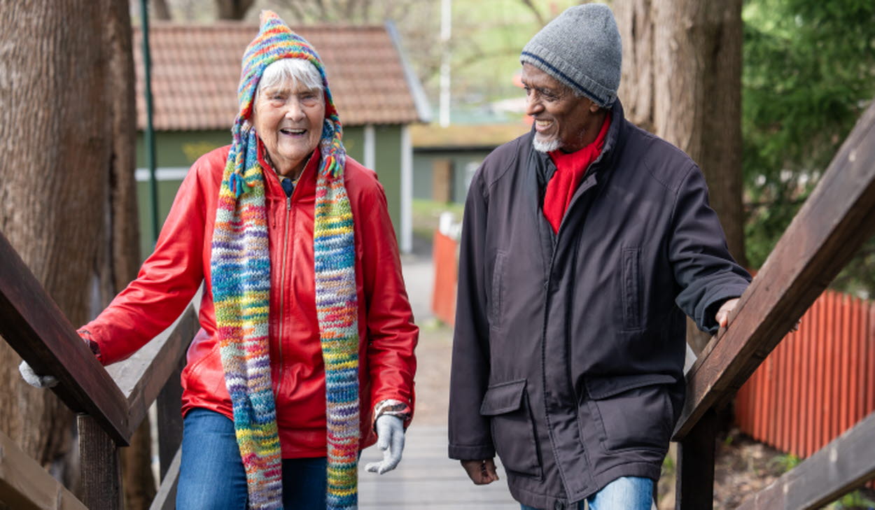 Kvinna och man på promenad