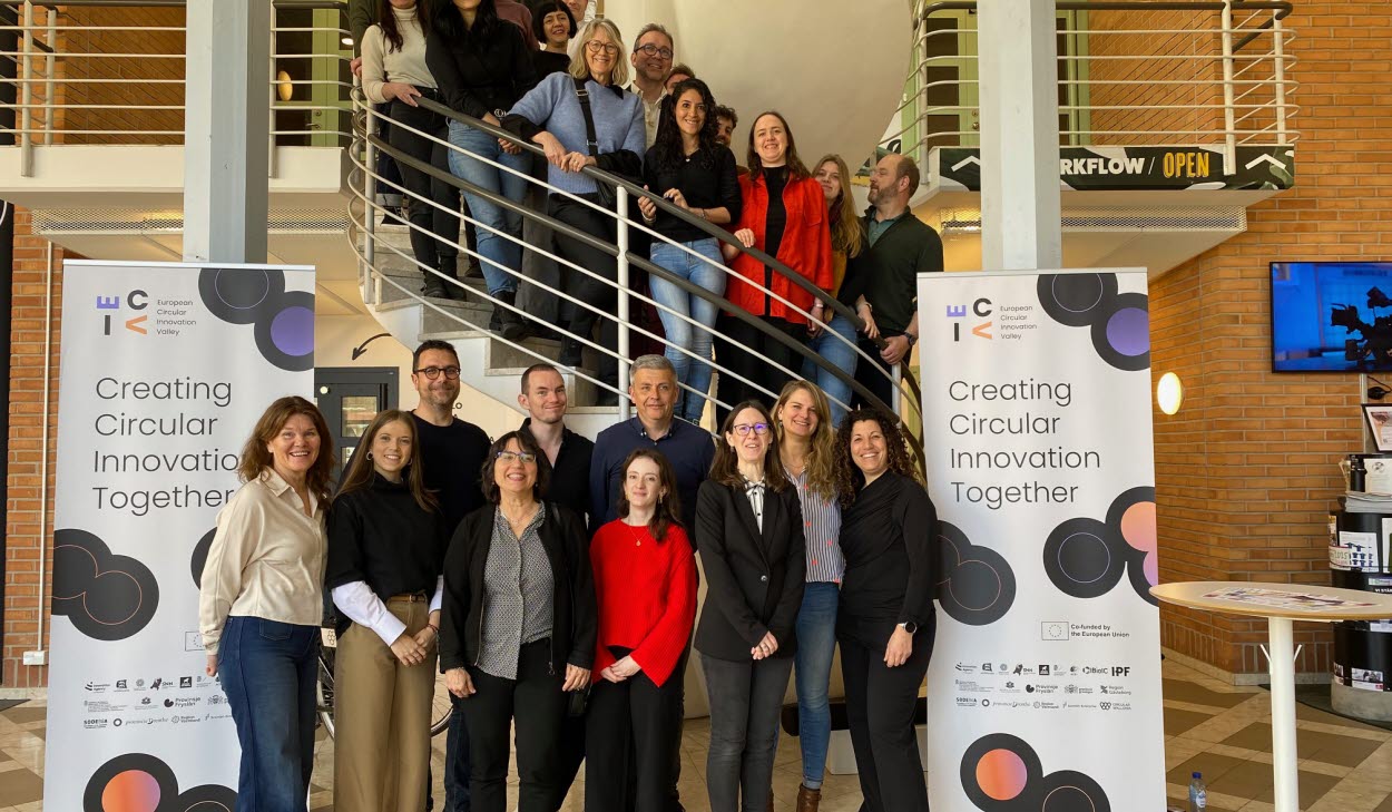 Grupp med deltagare i projekt Projekt: Europeiska innovationsknutpunkter för cirkulär ekonomi (ECIV) ståendes i en trappa och nedanför med två roll-ups vid sidan av dem.