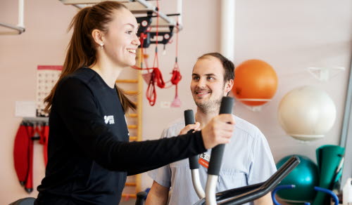 Linus Flood, fysioterapeut med patient