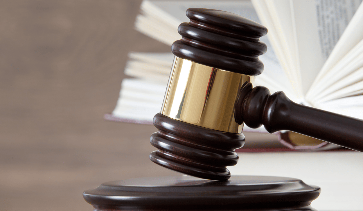 En domarklubba i trä.