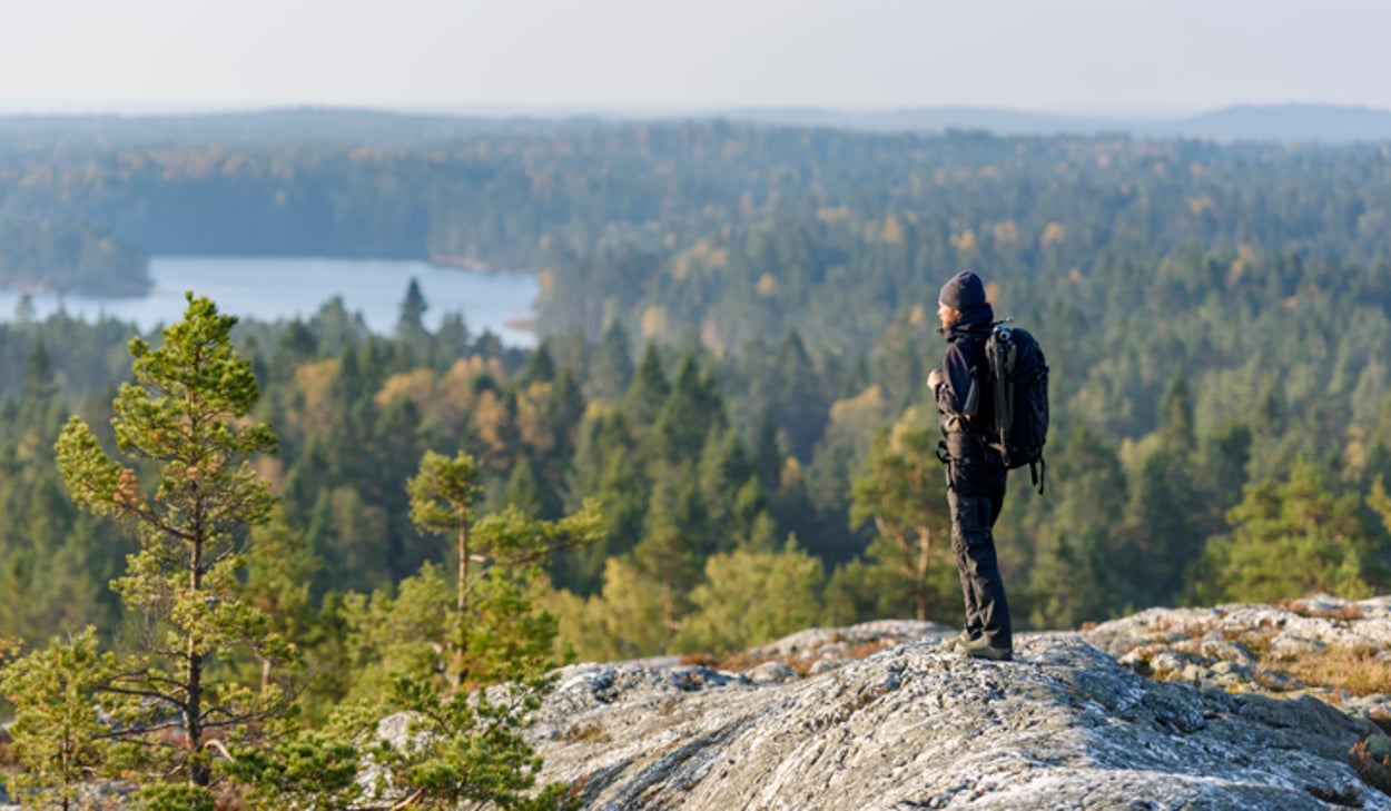 Man på bergstopp.