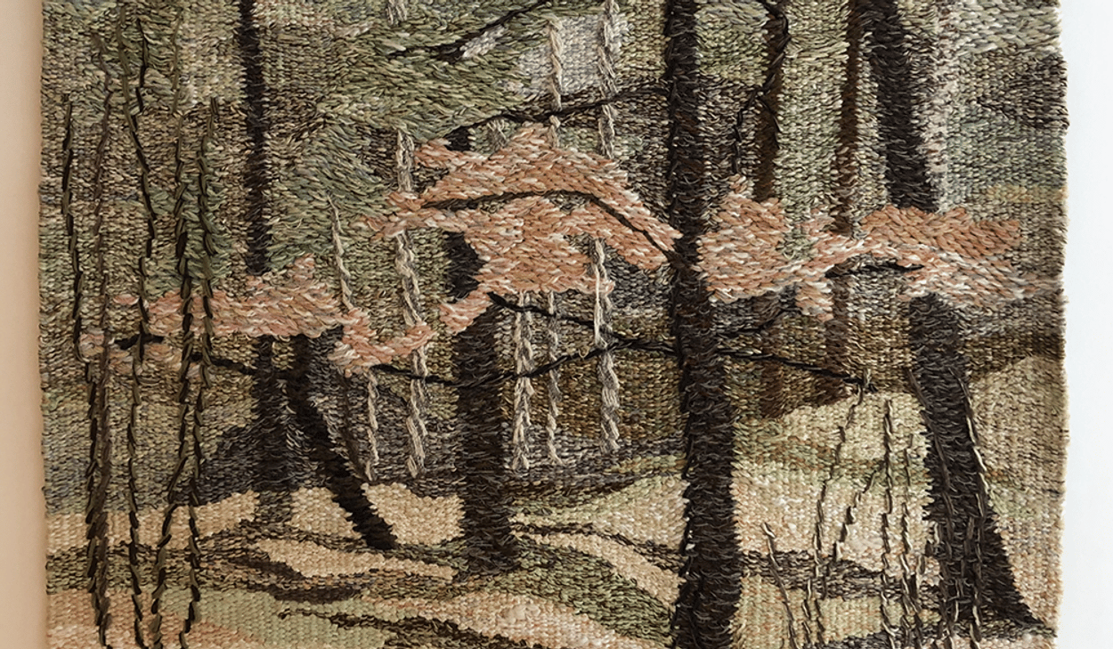 En målning av ett hus i skogen.