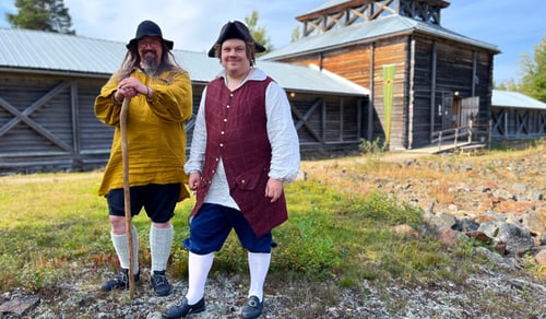 Några personer som står på gräset.