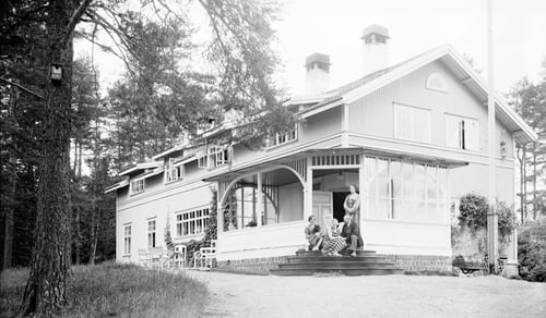 Ett svartvitt foto av ett stort hus.