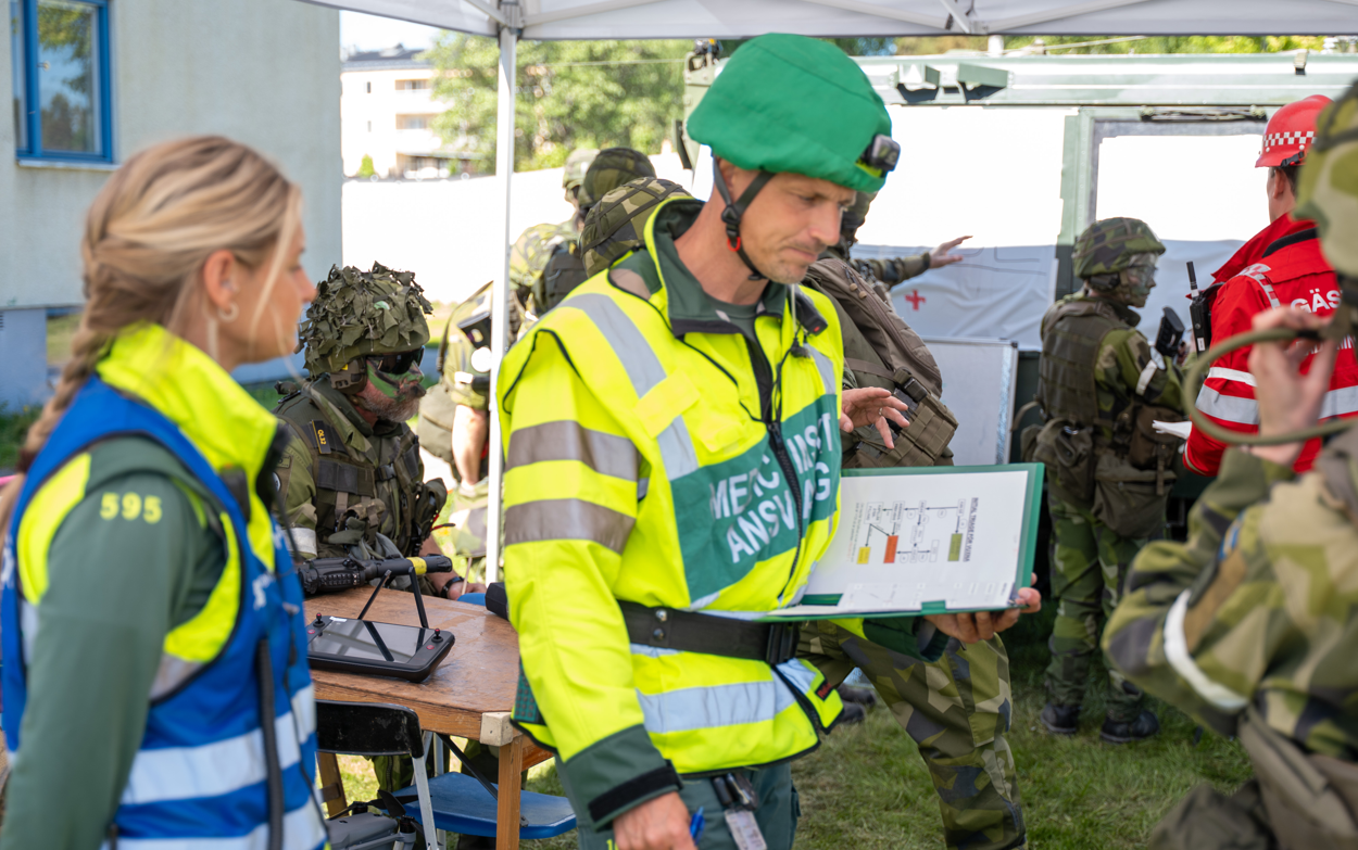 En grupp människor som står runt ett bord.