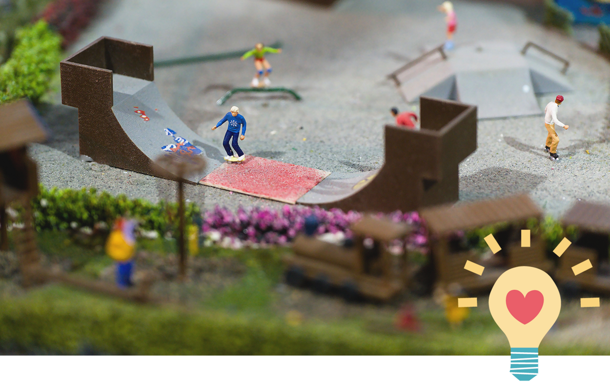 En miniatyrmodell av en skatepark med en gl&ouml;dlampa.