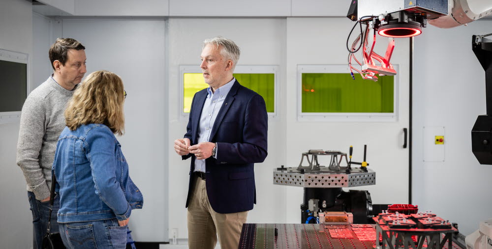 Niclas Cronsell och Cecilia Hedlöf från regional utveckling tillsammans med NITIU:s vd Patrik Eriksson under invigningen av labbet i Sandviken.