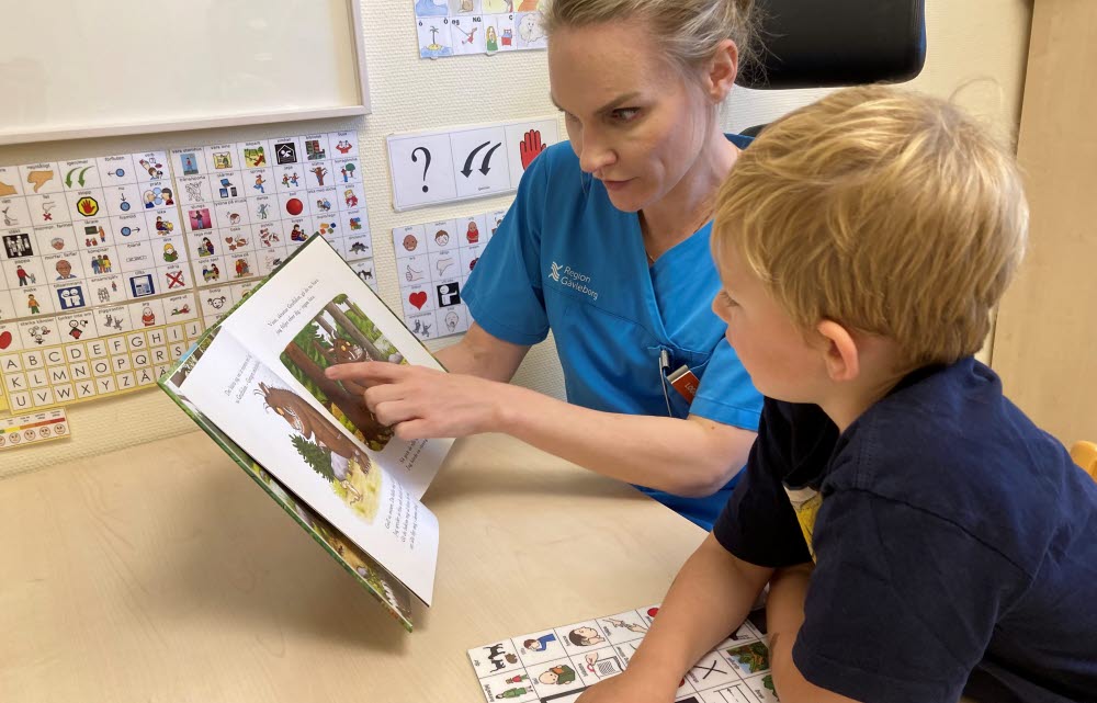 Läs på recept, logoped med patient.