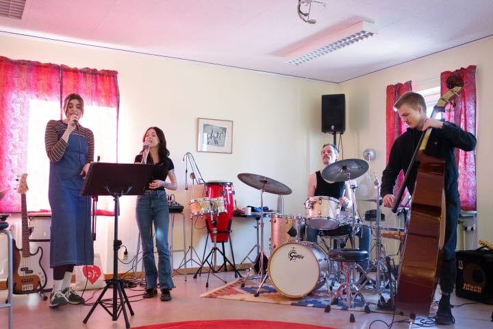 Kursdeltagare som spelar instrument