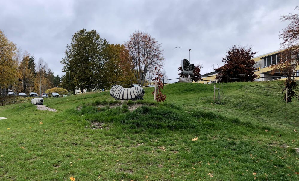 Marco Cuevas verk Metamorfos, ett tredelat verk med stenskulpturer. Fjärilen och larverna i blå och svart granit lyfter både naturens och platsens omvandling – som en kommentar på människans efterlämnade spår och hur vi lever med naturen ständigt närvarande.